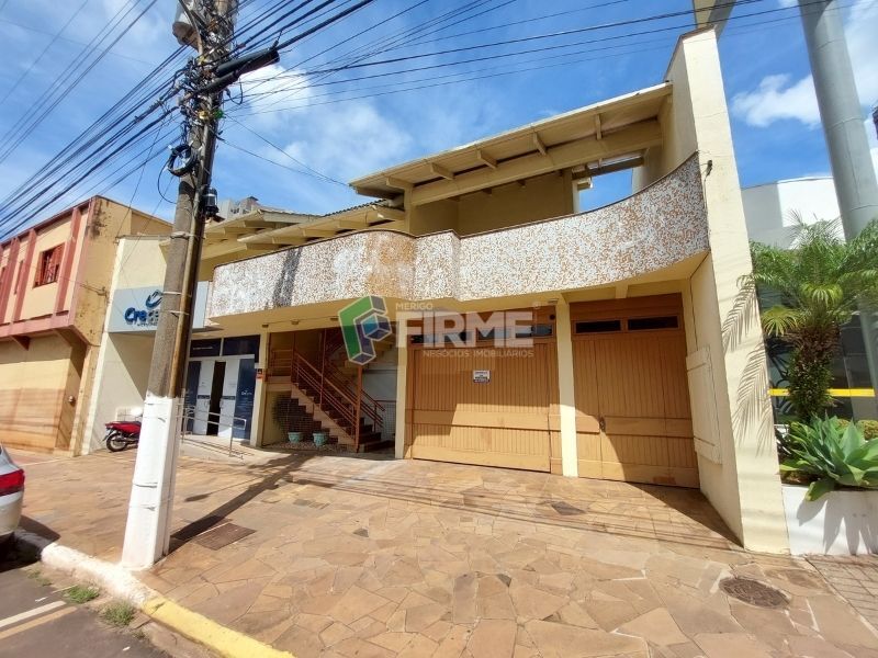 Casa à venda com 3 dormitórios, 2 banheiros, 2 vagas de garagens e 397m² de área privativa no bairro Centro