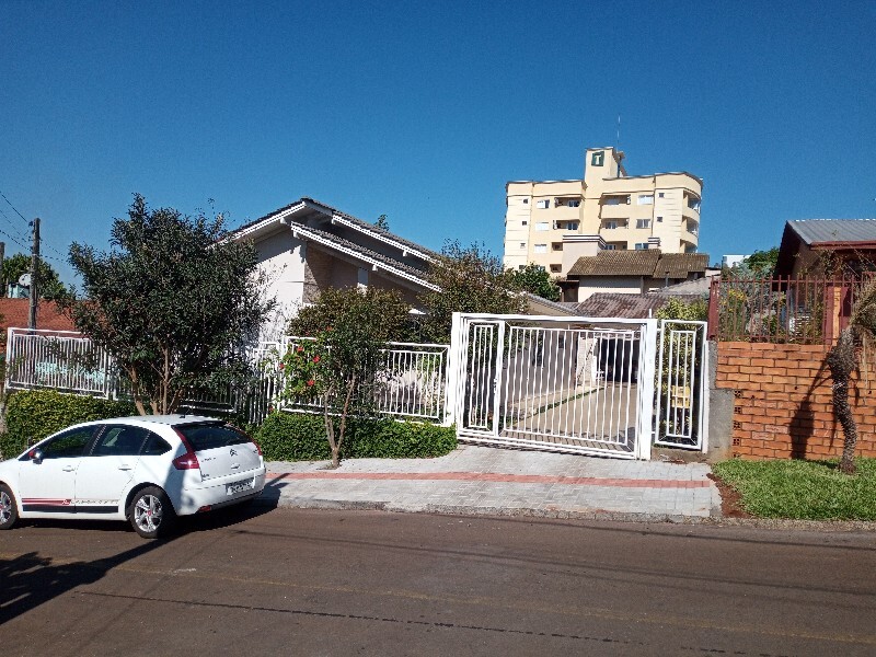 Casa à venda com 3 dormitórios, 2 vagas de garagens e 200m² de área privativa no bairro Jardim América