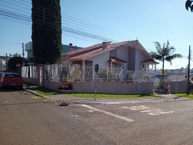 Casa à venda com 4 dormitórios, 1 banheiro, 2 vagas de garagens e 190m² de área privativa no bairro Jardim América