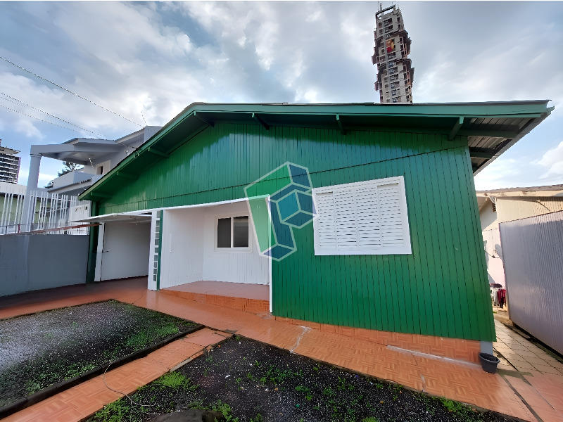 Casa para alugar com 3 dormitórios, 1 banheiro, 2 vagas de garagens e 125m² de área privativa no bairro Presidente Médici