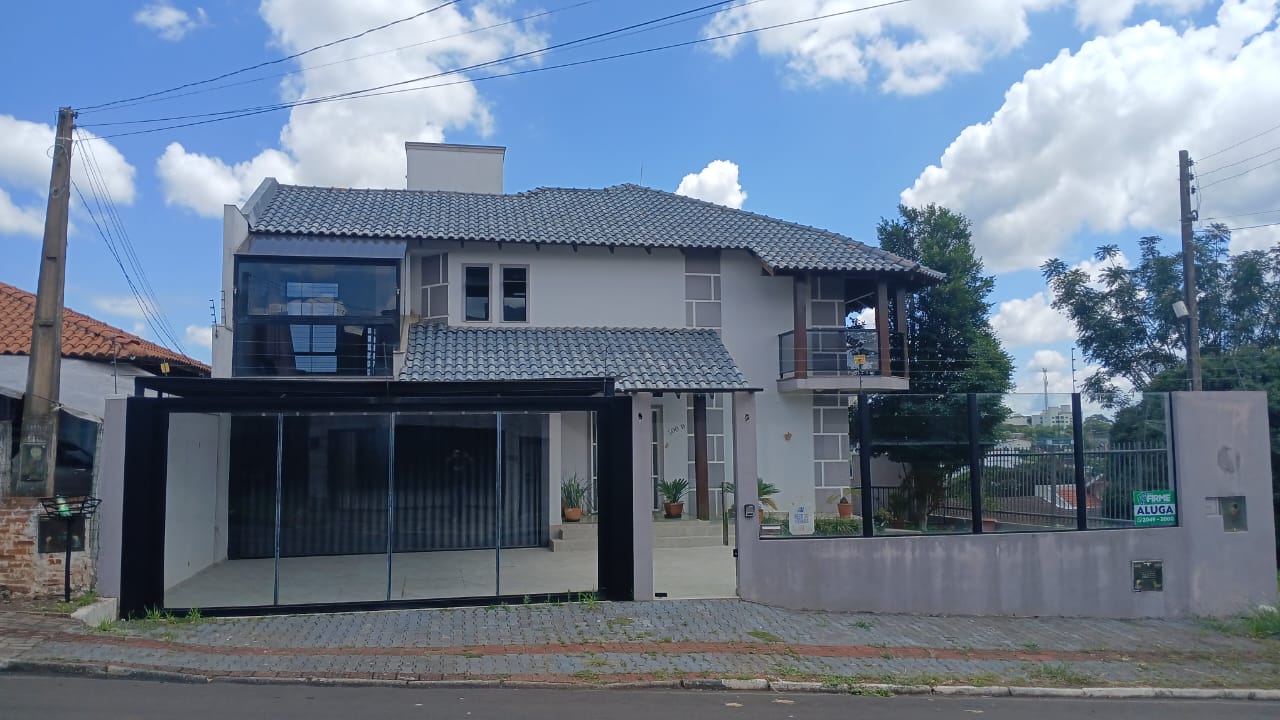 Casa à venda com 4 dormitórios, 4 banheiros, 2 vagas de garagens e 450m² de área privativa no bairro Universitário