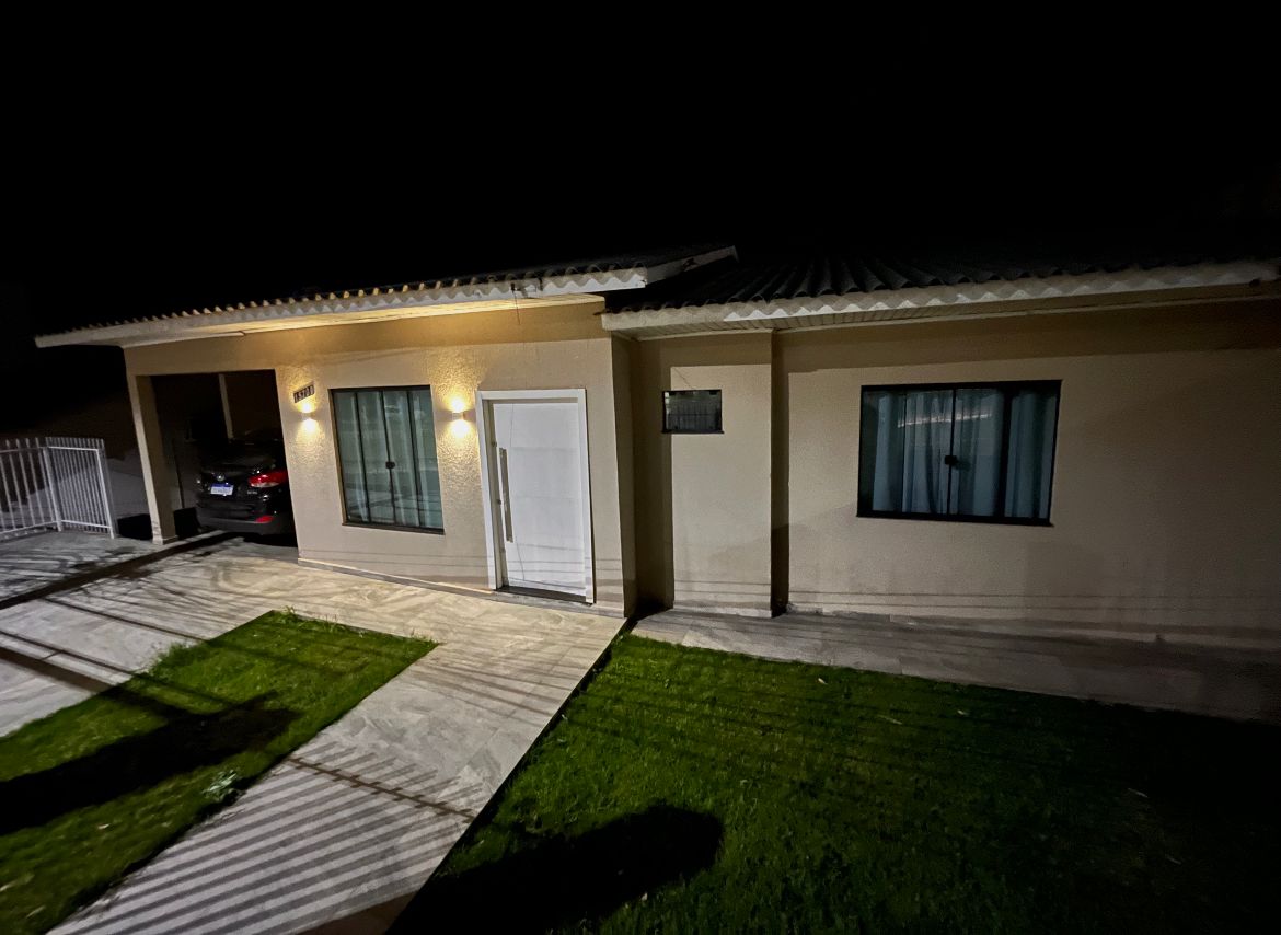 Casa à venda com 3 dormitórios, 2 banheiros, 1 vaga de garagem e 145m² de área privativa no bairro Universitário