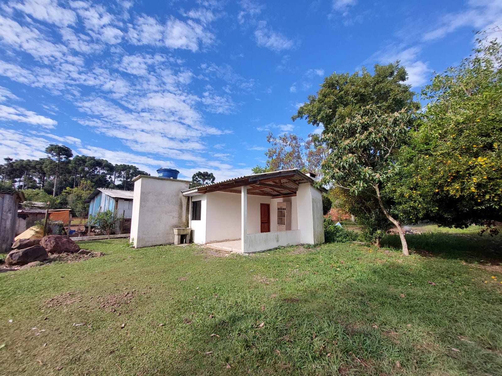 Casa para alugar com 2 dormitórios, 1 banheiro, 1 vaga de garagem e 240m² de área privativa no bairro Zona Rural