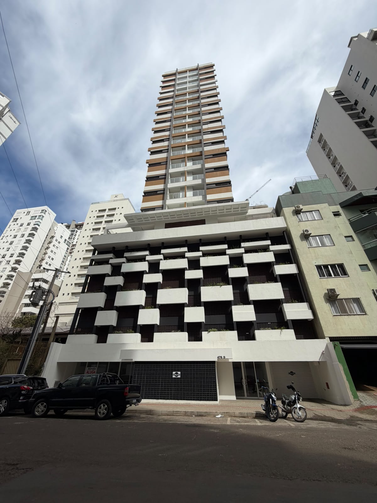 Apartamento para alugar com 2 dormitórios, 2 banheiros e 2 vagas de garagens no bairro Centro