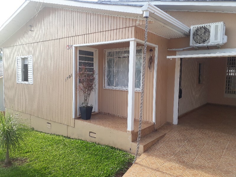 Casa à venda com 3 dormitórios, 2 banheiros e 120m² de área privativa no bairro Universitário